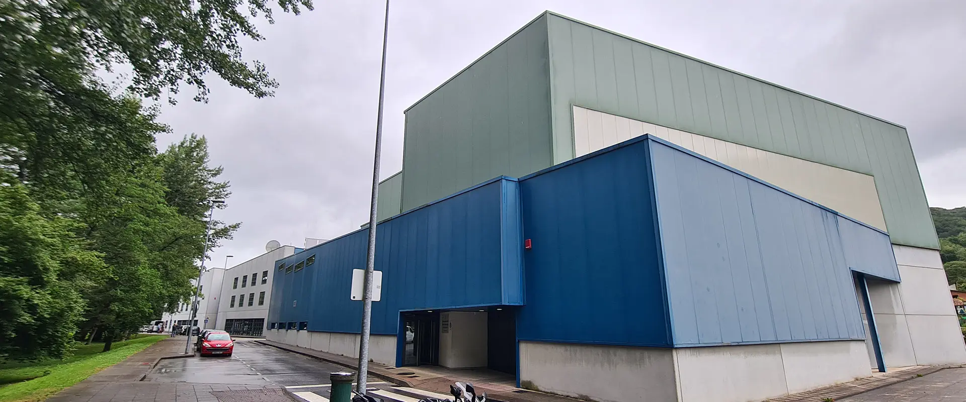 Exterior del edificio del polideportivo de Tudela de Agüeria