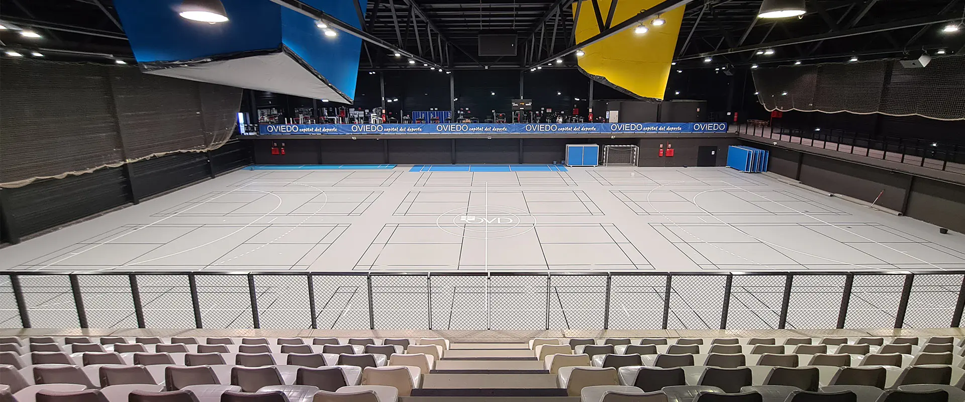 Pista polideportiva desde las gradas. Al fondo, el área de mantenimiento físico