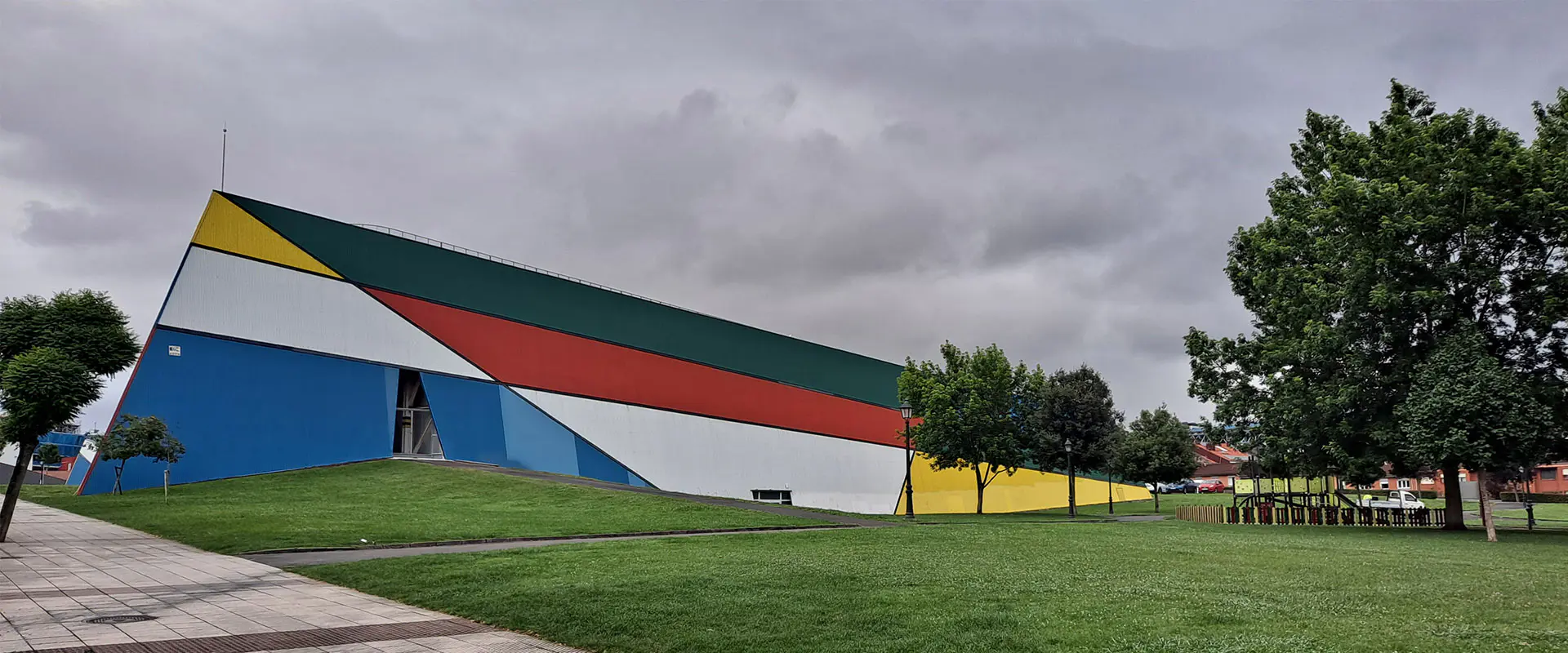 Lateral exterior del edificio, con zonas verdes a su alrededor