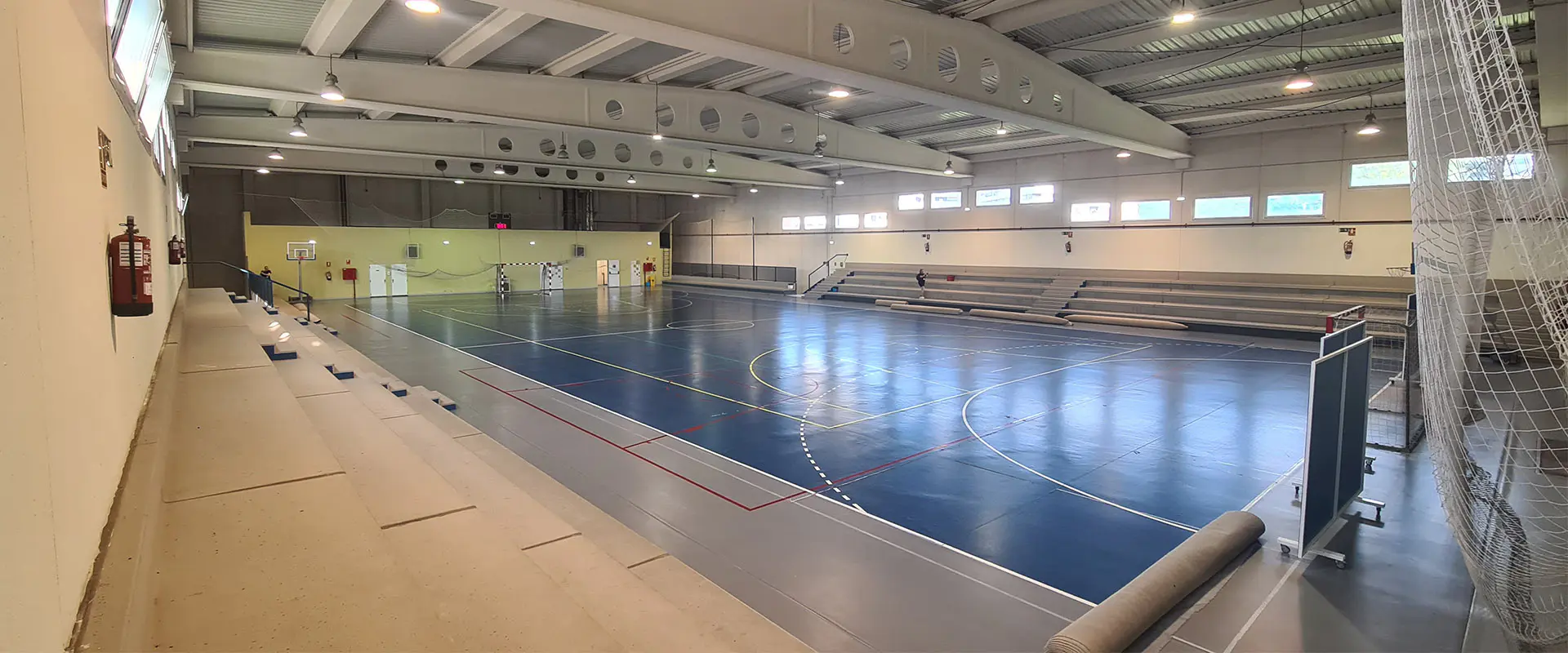 Panorámica de la pista polideportiva desde un lateral de las gradas
