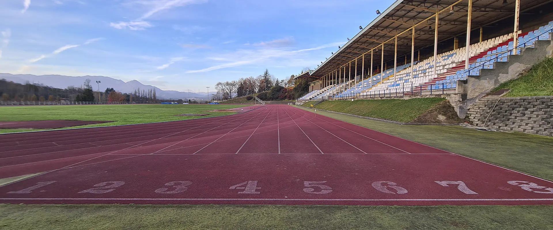 Pistas de atletismo, con vista en detalle de la salida y calles de las pruebas de velocidad y de las gradas laterales
