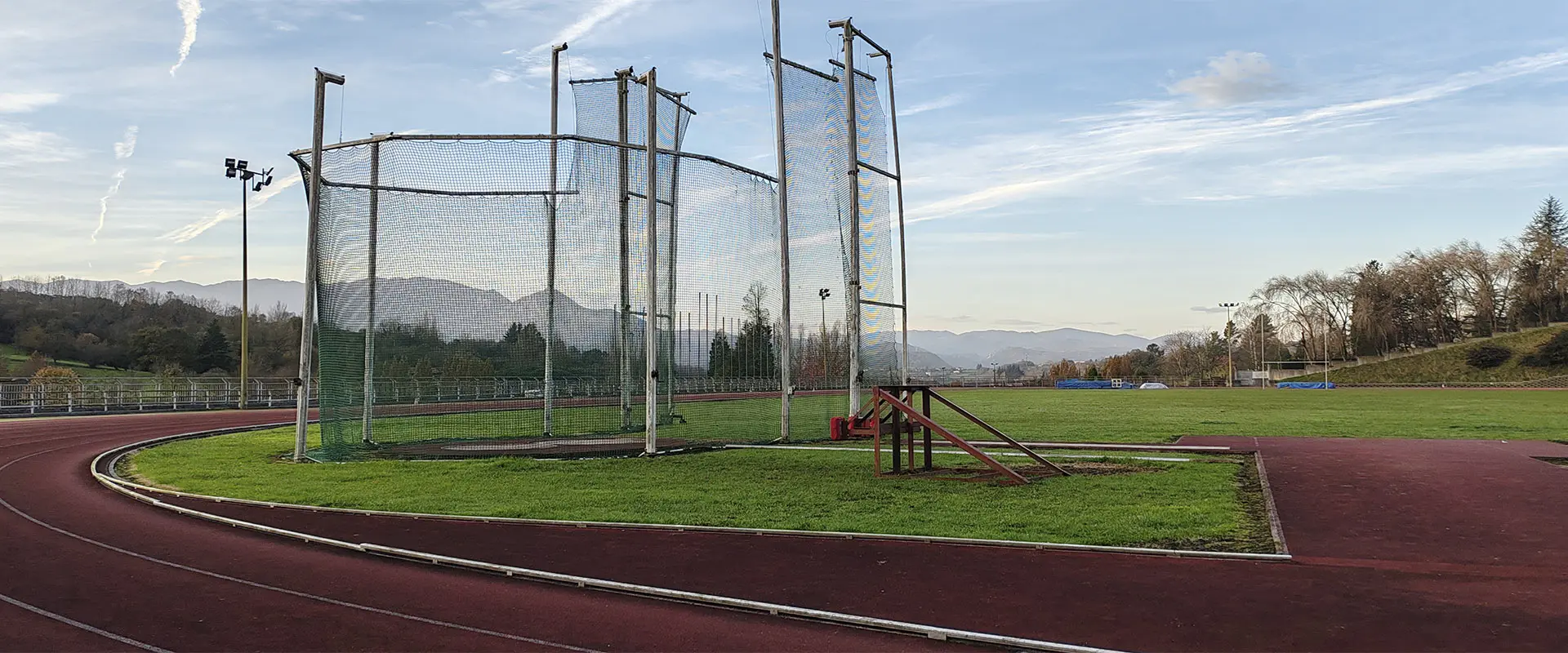 Vista parcial de las pistas de atletismo, con detalle de la jaula de lanzamiento de martillo