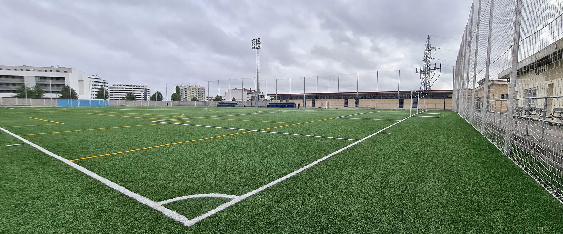 Terreno de juego a pie de campo desde un córner. Vallas laterales. Torres de iluminación al fondo