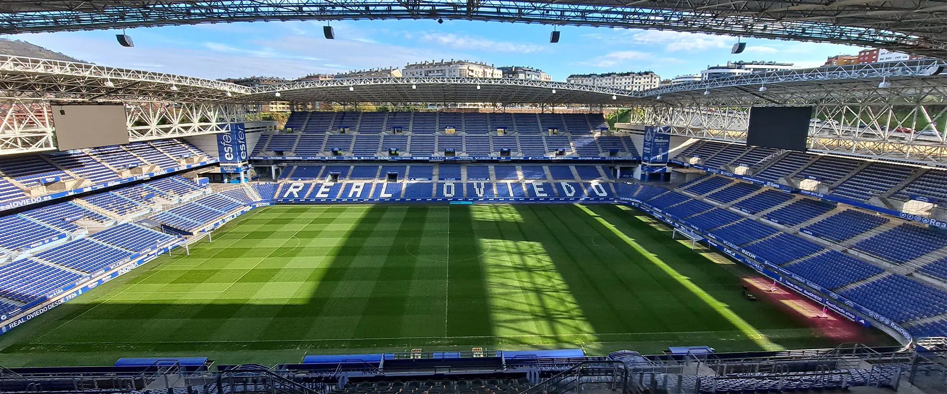 Panorámica del estadio desde lo alto de una grada del fondo, con detalle de la estructura metálica del techo