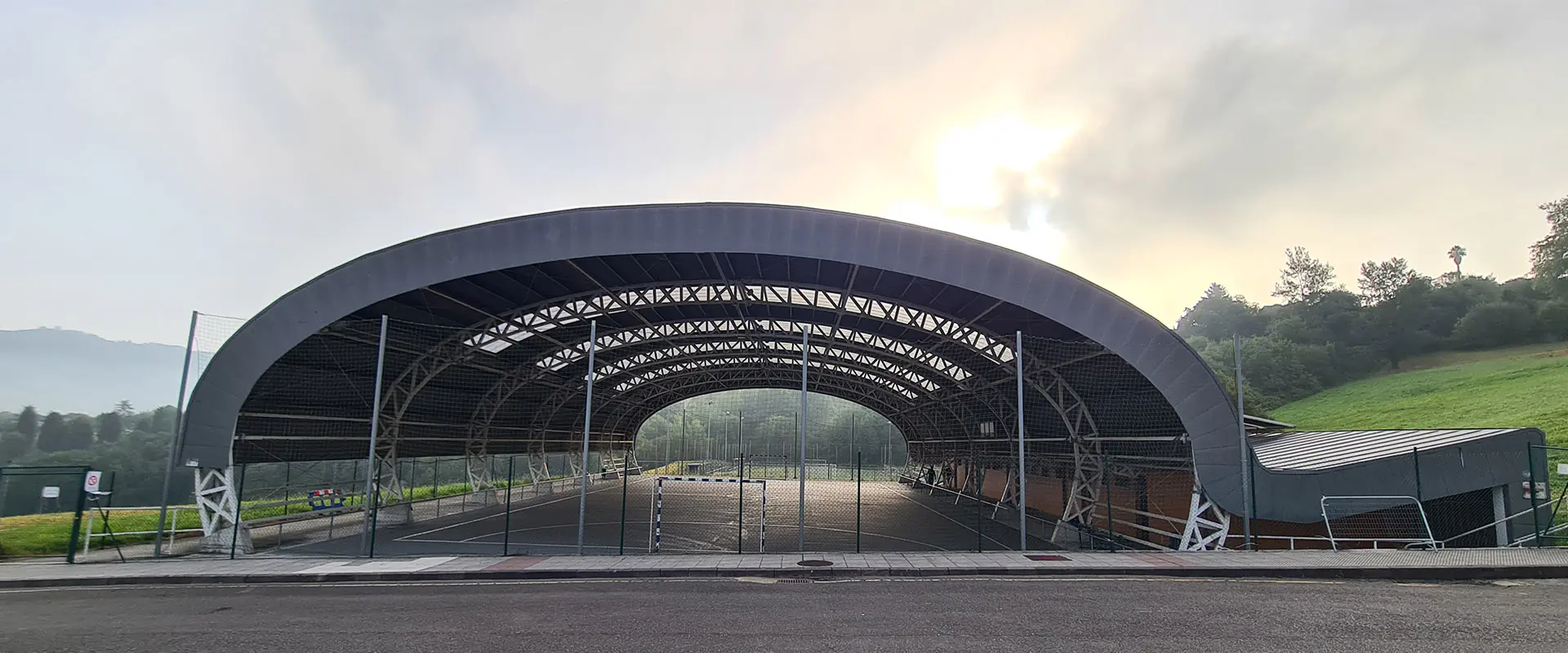 Edificio de la pista polideportiva desde el exterior. Estructura metálica de la cubierta