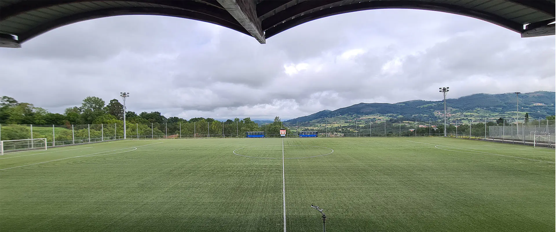 Vista frontal del campo desde lo alto de los grados, con vista de la línea central y detalle de la cubierta