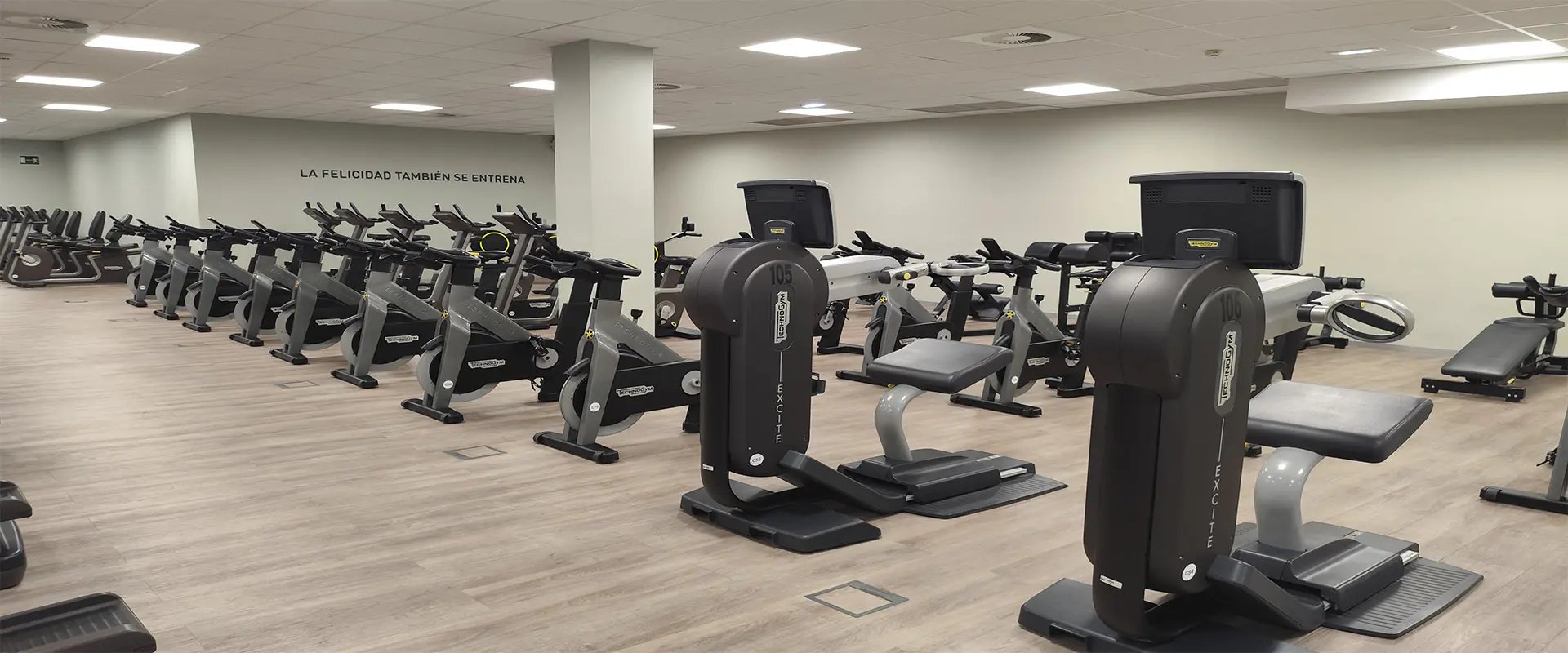 Panorámica de la sala de "bike", con batería de bicicletas