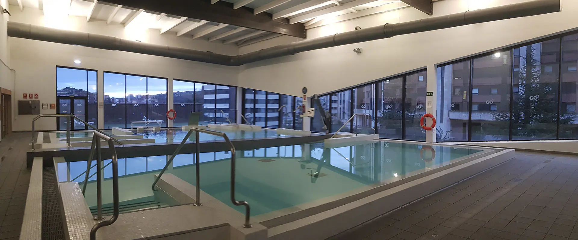 Piscinas de aprendizaje y spa, con amplios ventanales al fondo con vistas al exterior