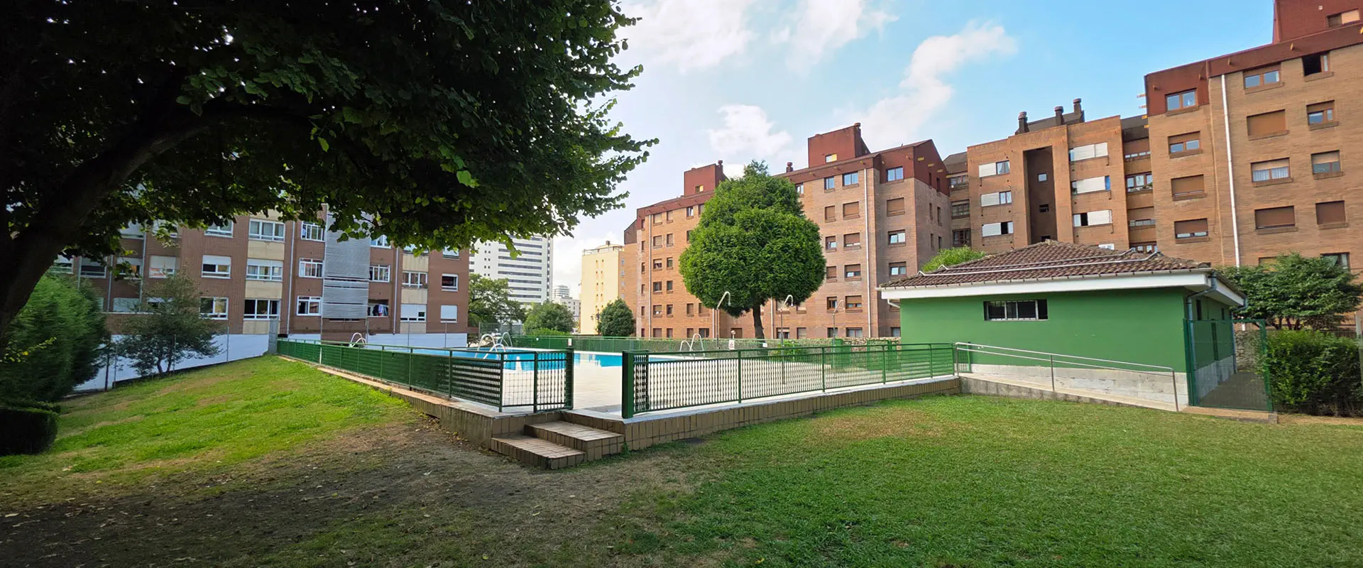 vista panorámica de la piscina, la playa y el edificio de servicios