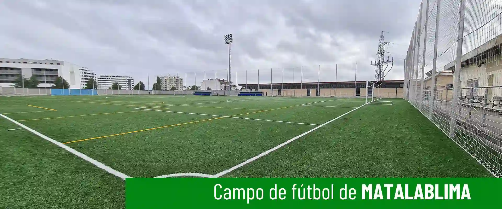 Imagen del campo de fútbol de Matalablima a pie de campo desde un córner. Vallas laterales. Torres de iluminación al fondo 