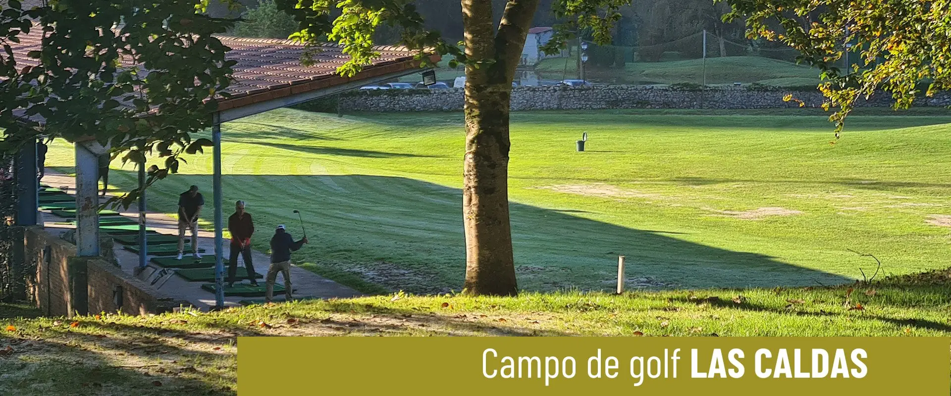 Campo de golf Las Caldas. Área de prácticas, con una pequeña zona bajo techo. Jugadores entrenando golpes de salida 