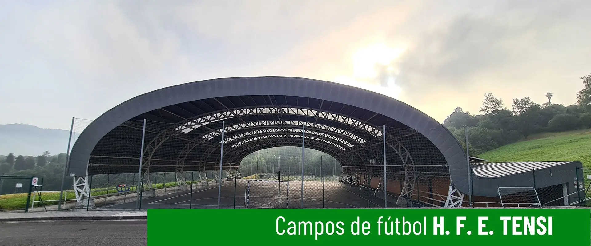 Campos de fútbol H. F. E. Tensi. Edificio de la pista polideportiva desde el exterior. Estructura metálica de la cubierta 