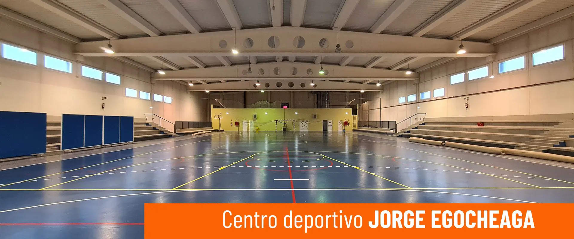 Foto del Centro Deportivo Jorge Egocheaga. Pista polideportiva. Portería de fútbol sala al fondo y gradas a los laterales 