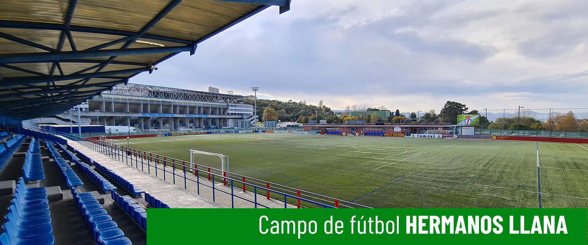 Imagen del campo de fútbol hermanos Llana desde la grada cubierta lateral. Filas de butacas. Barandilla inferior. Portería 