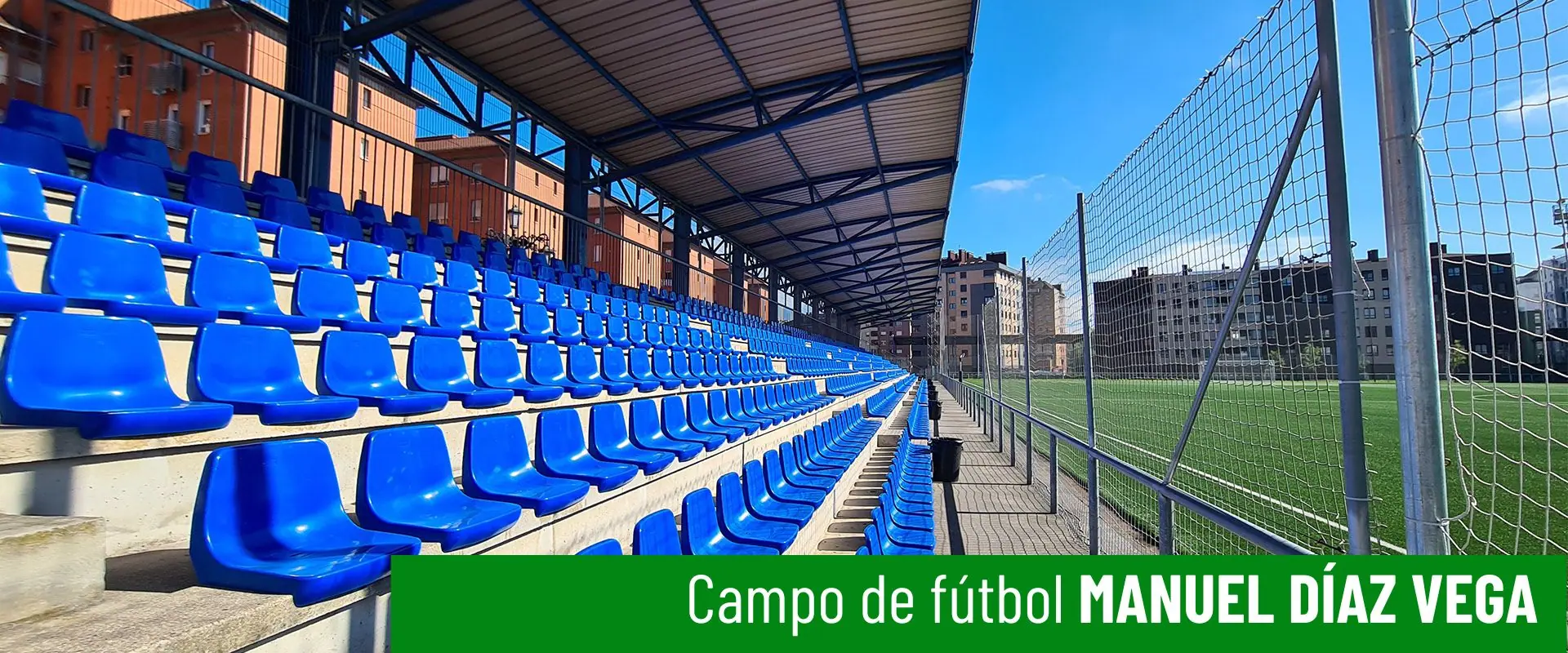 Estadio de fútbol Manuel Díaz Vega. Vista lateral de las gradas. Filas de butacas. Vallas de protección del campo 
