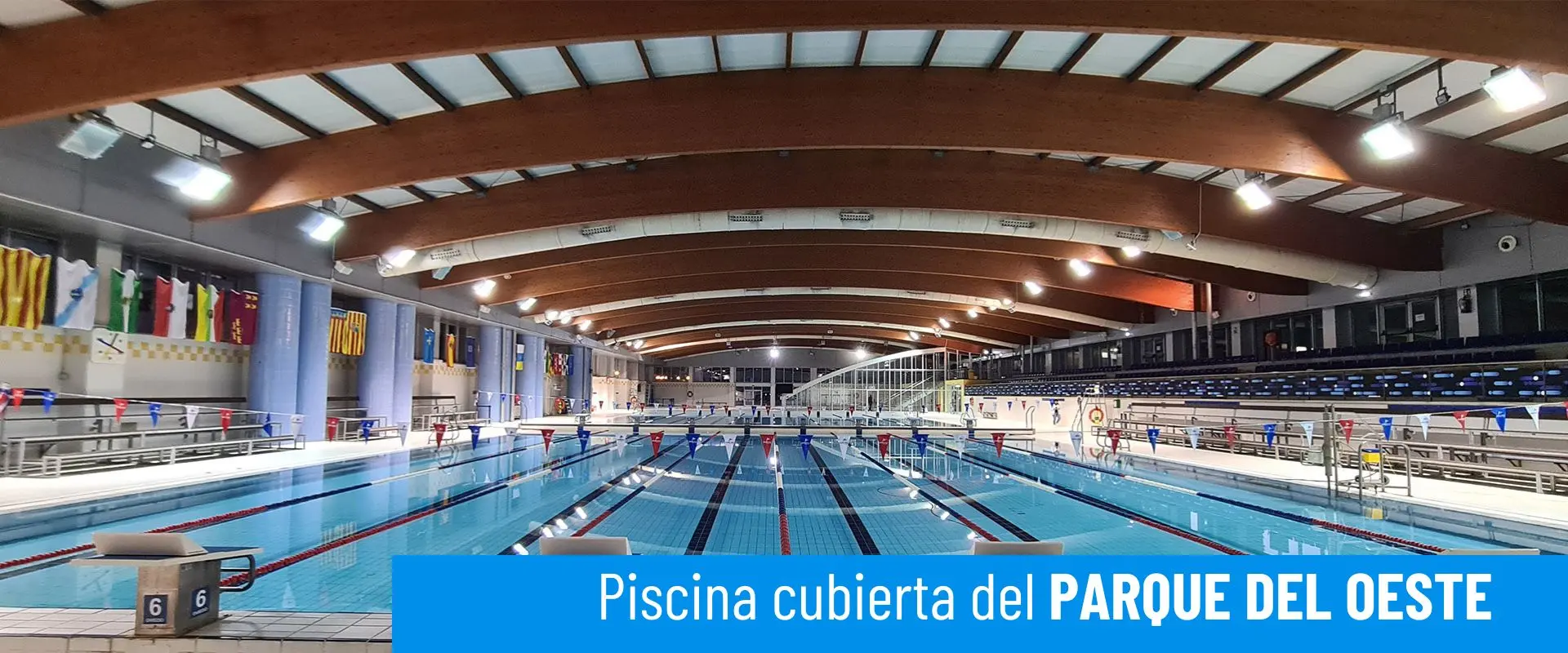 Piscinas cubiertas del Parque del Oeste. Imagen de la piscina principal. Plataformas de lanzamiento en primer plano 