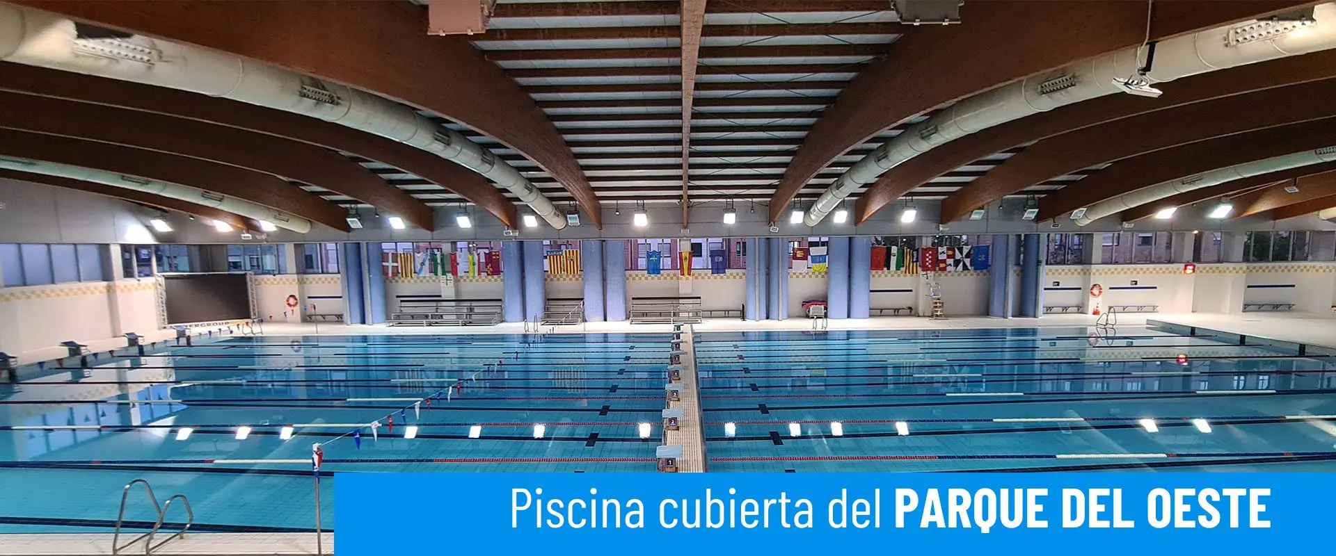 Piscinas cubiertas del Parque del Oeste. Panorámica lateral de la piscina olímpica. Puente móvil en el centro 