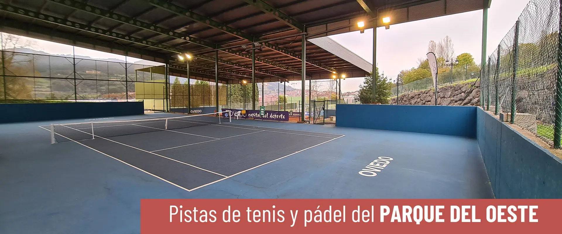 Pistas de tenis y pádel del Parque del Oeste. Cancha de tenis cubierta. Vallas y muros perimetrales. Puertas de acceso 