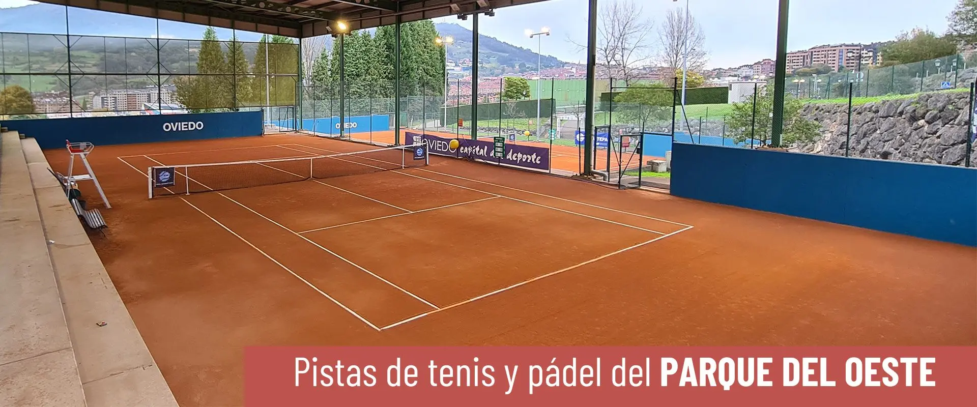 Pistas de tenis y pádel del Parque del Oeste. Cancha de tenis cubierta, vista desde la grada. Muros y vallas perimetrales 