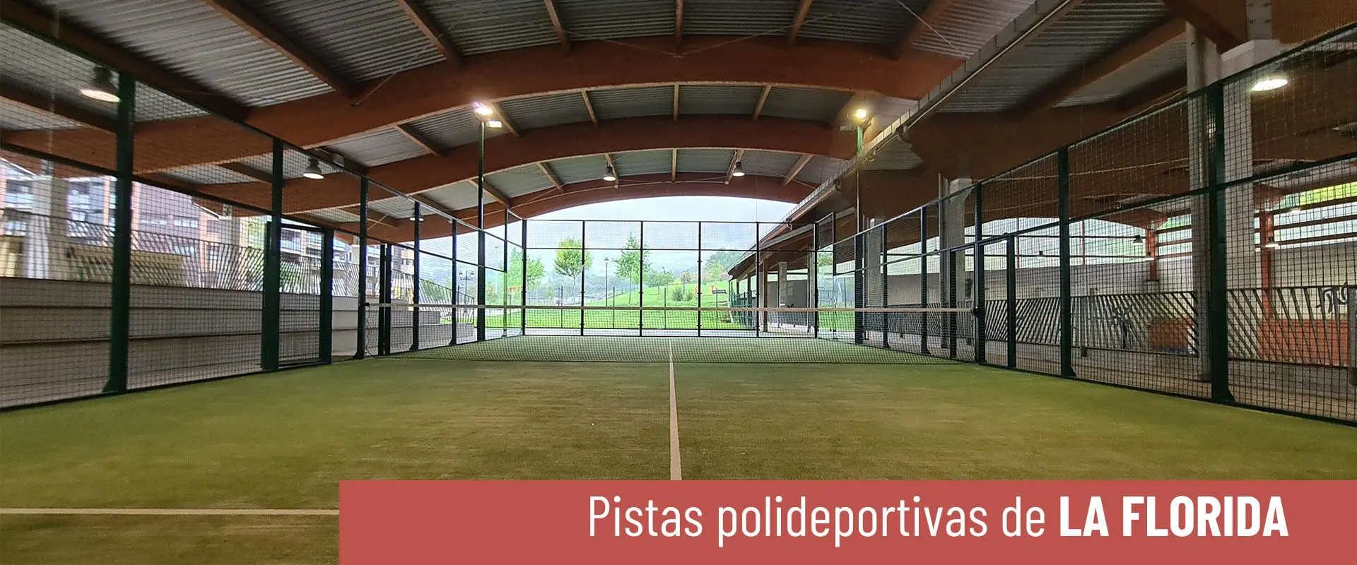 Pistas polideportivas de La Florida. Pista de pádel cubierta de hierba sintética. Vallas de cierre. Cubierta de madera 