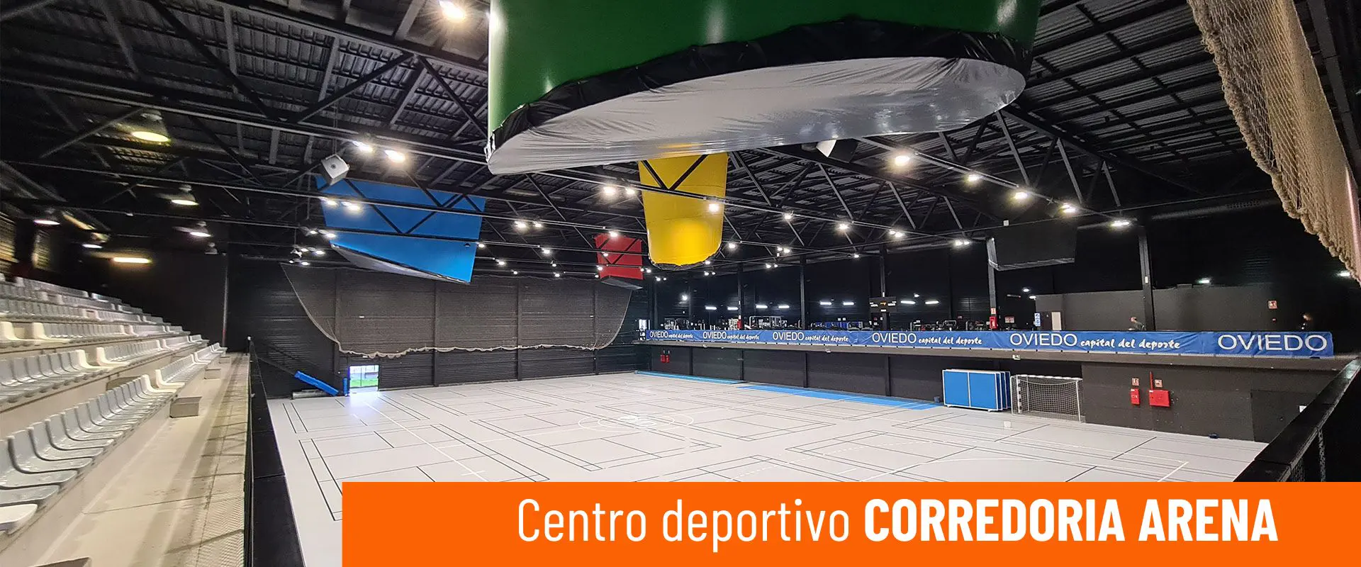 Corredoria Arena. Pista polideportiva desde el piso superior. Gradas a la izquierda. Área de mantenimiento físico al fondo 