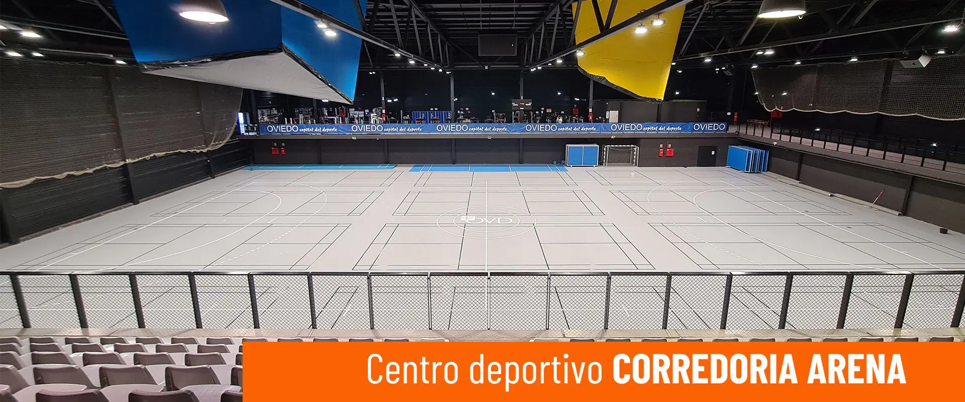 Centro deportivo Corredoria Arena. Pista polideportiva desde las gradas. Área de mantenimiento físico al fondo 