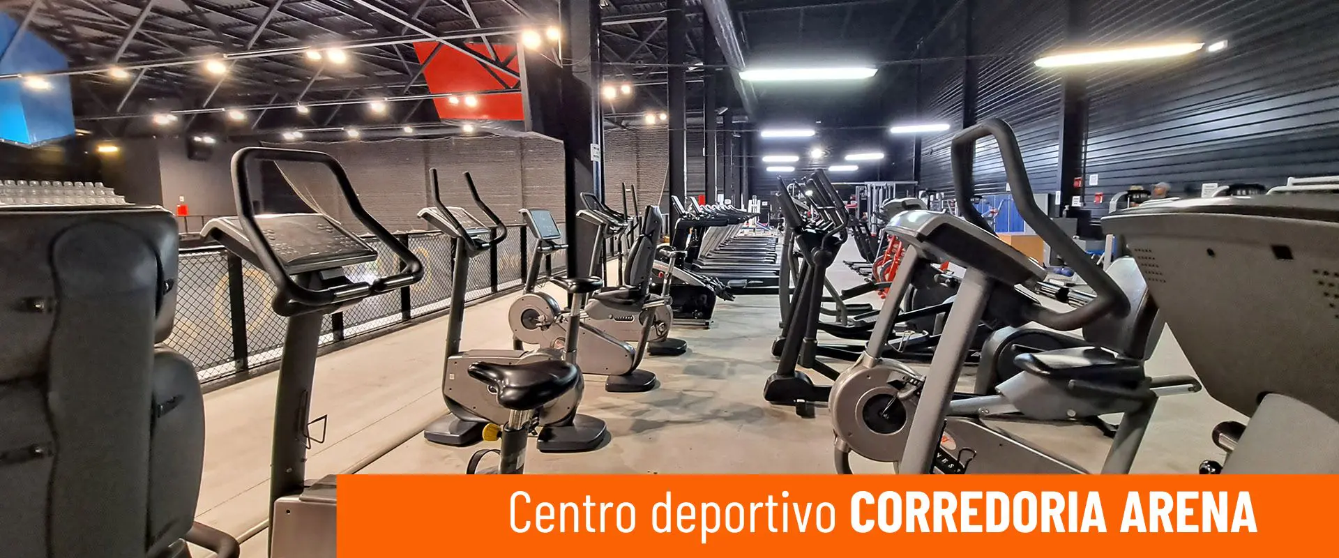 Centro deportivo Corredoria Arena. Sala de fitness y musculación, con bicicletas estáticas y otras máquinas de ejercicio 
