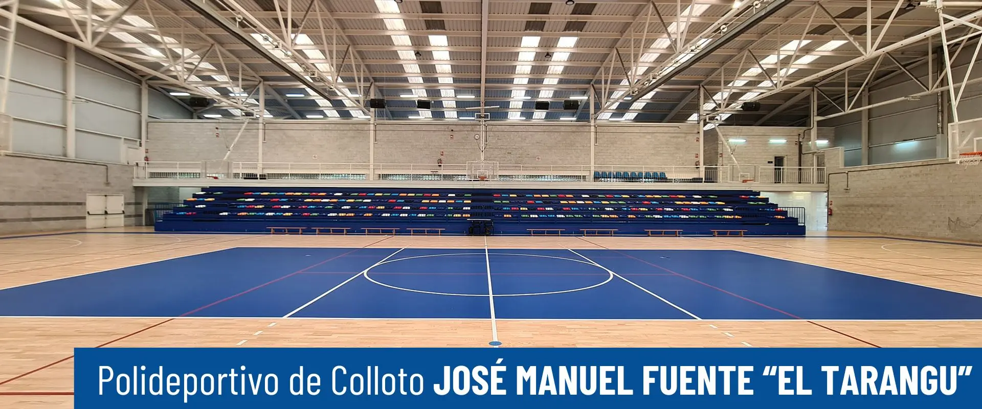 Polideportivo de Colloto José Manuel Fuente "El Tarangu". Pista polideportiva a pie de cancha. Gradas al fondo 