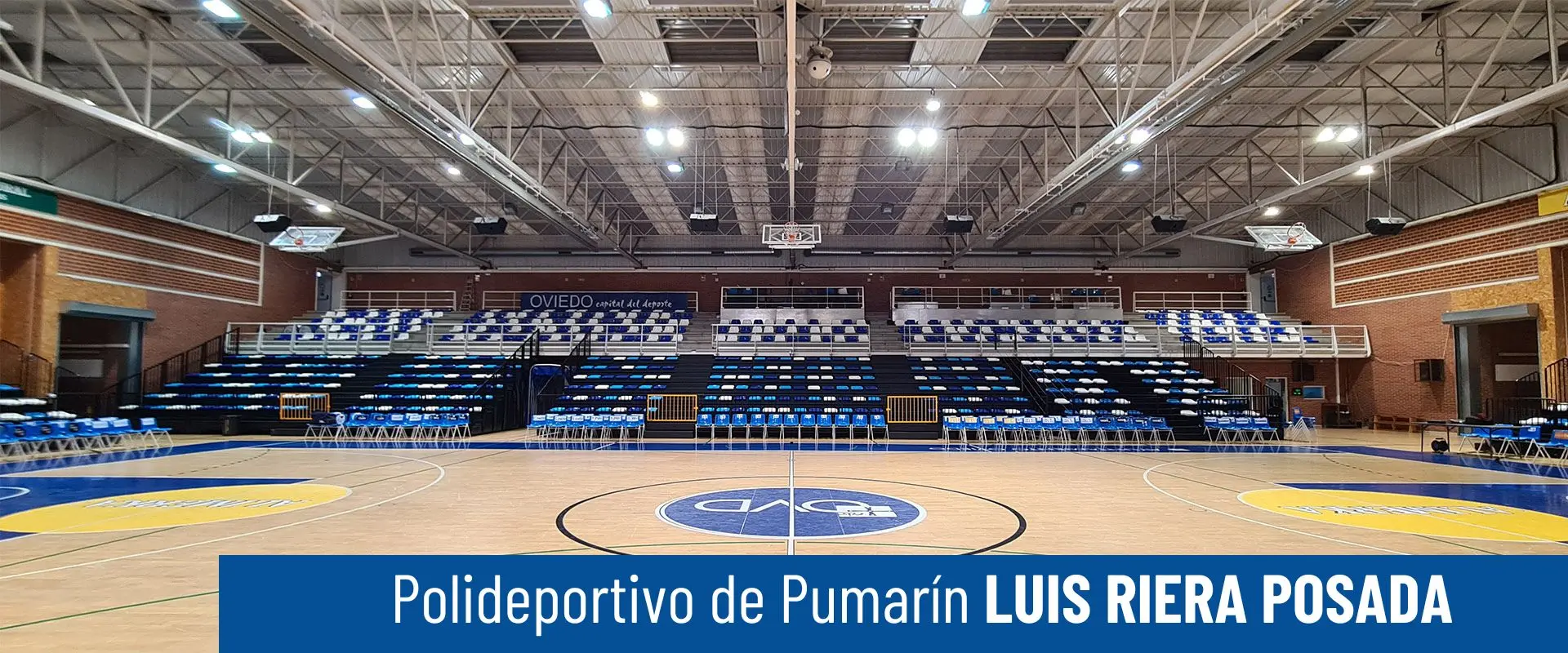Polideportivo de Pumarín Luis Riera Posada. Pista polideportiva desde la cancha. Al fondo hay una grada con asientos 