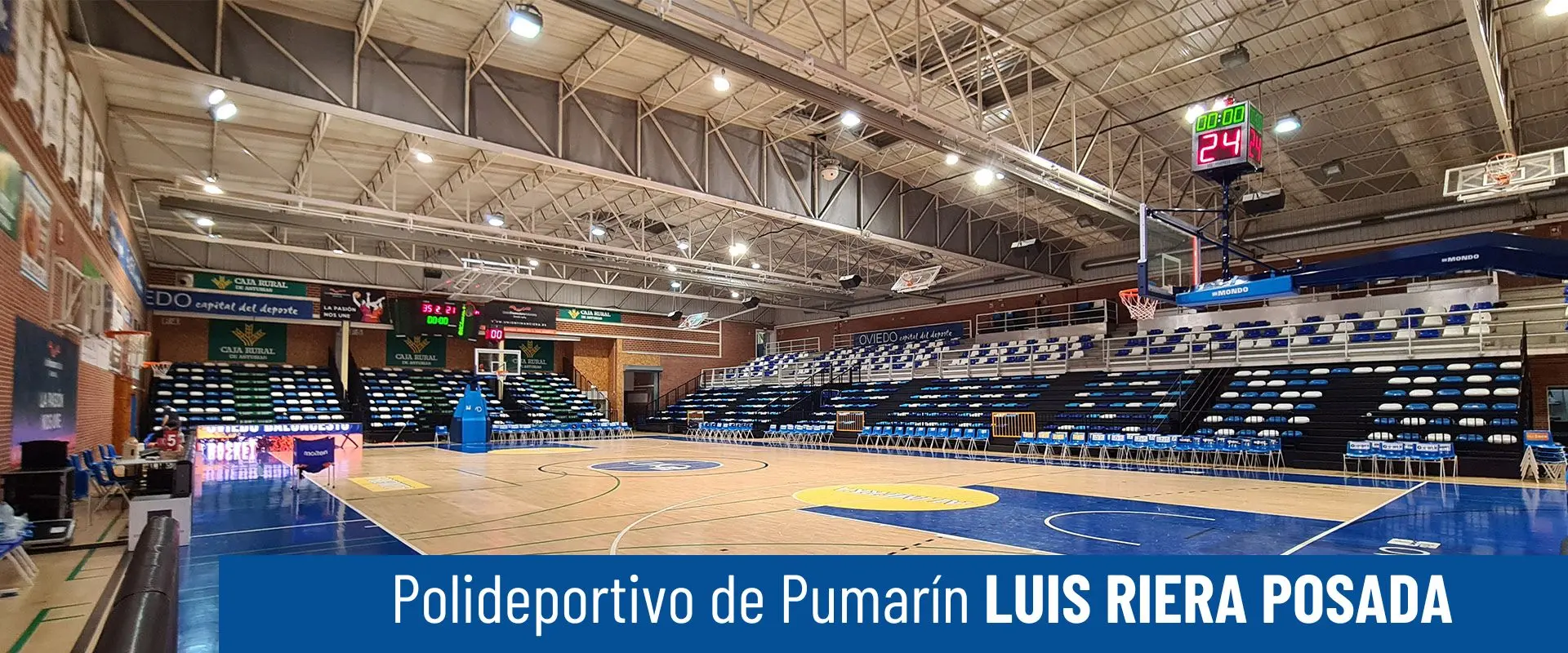 Polideportivo de Pumarín Luis Riera Posada. Pista polideportiva. Gradas, dos tableros, canasta y aro de baloncesto, marcador 