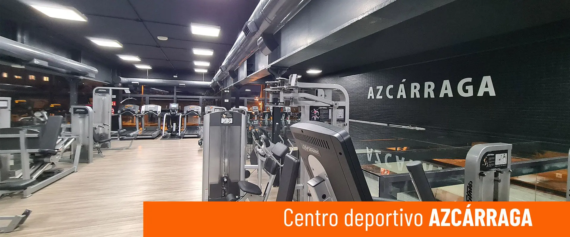 Centro deportivo Azcárraga. Vista de sala de fitness y musculación. Cintas de correr y máquinas de equipamiento deportivo 