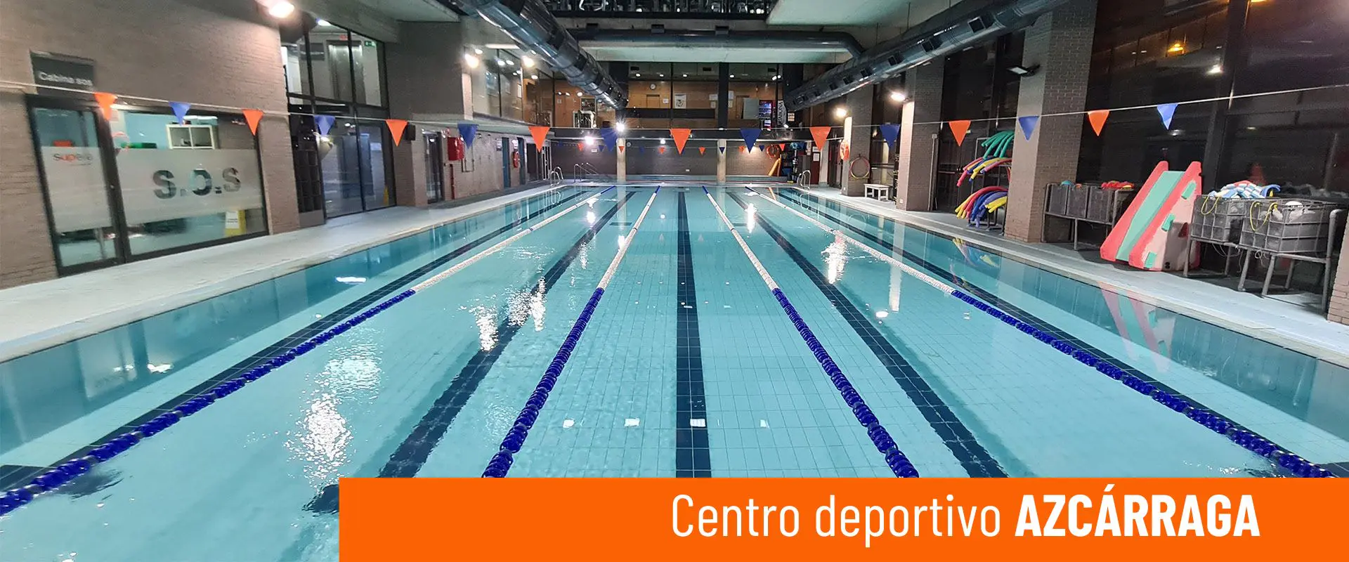 Centro deportivo Azcárraga. Foto frontal de la piscina principal climatizada con 6 calles. Sala de socorrismo a la izquierda 