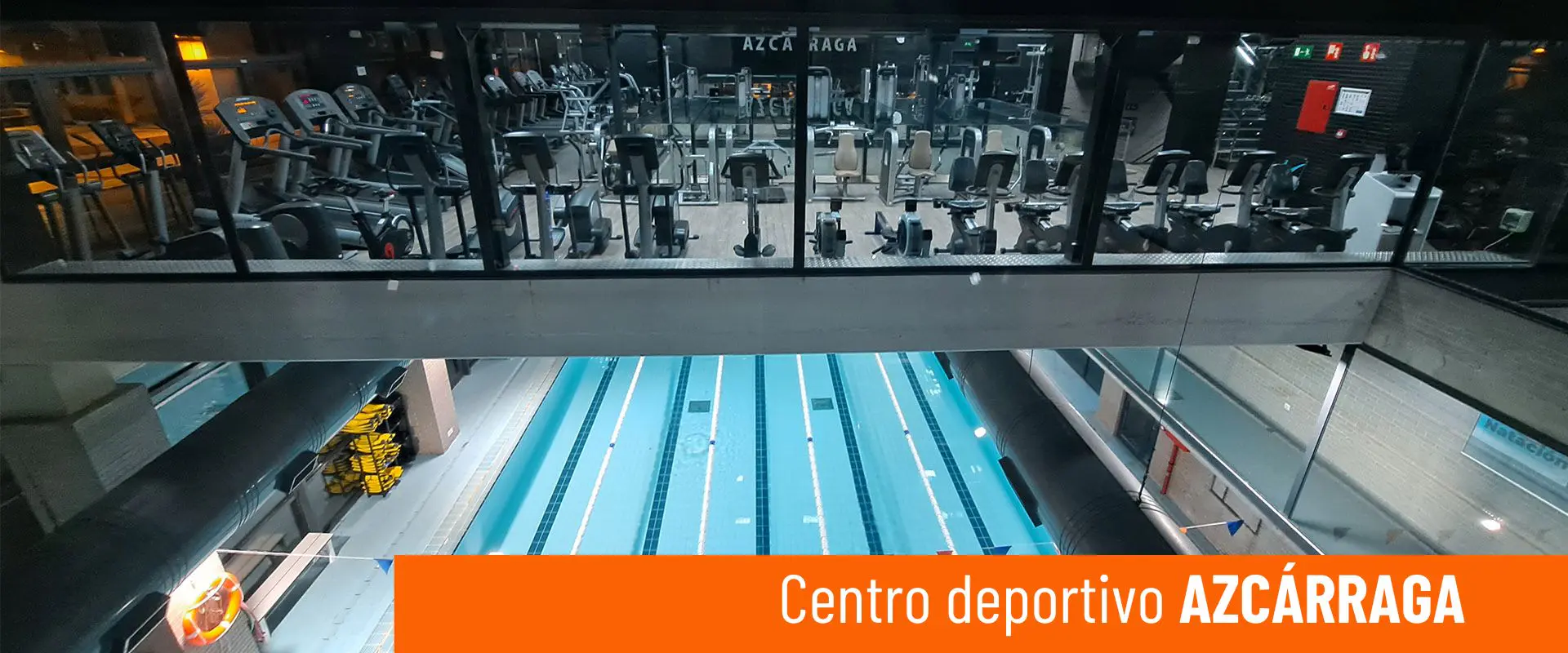 Centro deportivo Azcárraga. Sala de fitness al fondo, con máquinas de ejercicio. Vista parcial de piscina del piso inferior 