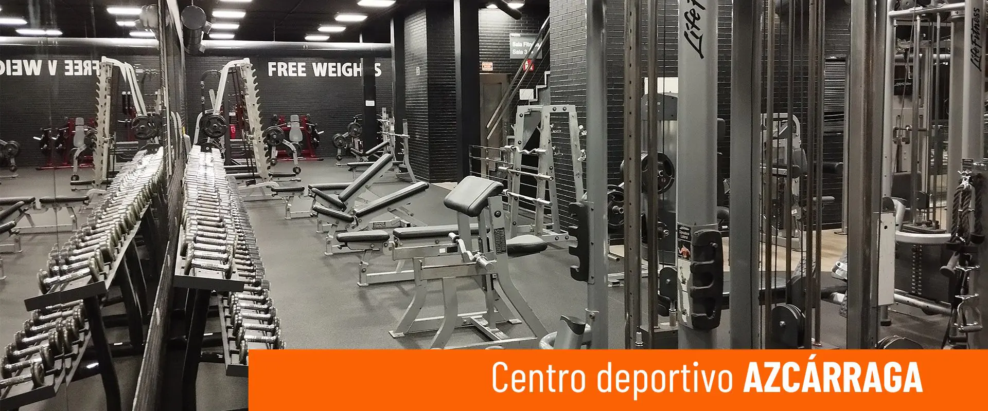 Centro deportivo Azcárraga. Sala de fitness, con mancuernas en sus soportes. Bancos y máquinas de musculación 