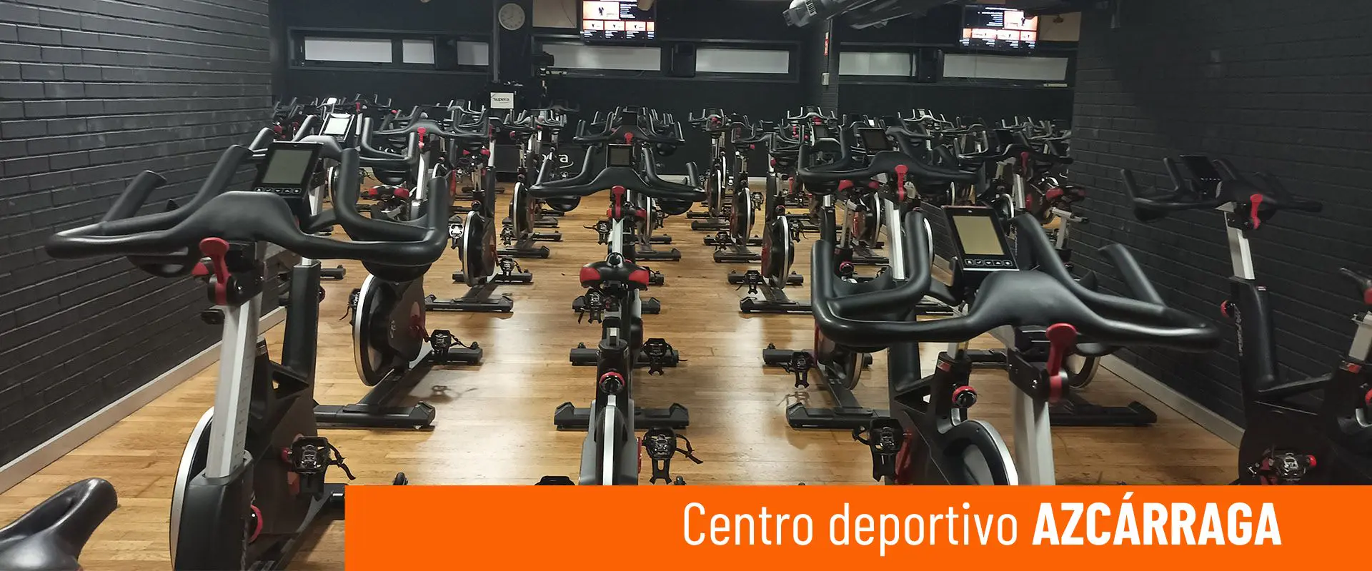 Centro deportivo Azcárraga. Sala de bicicletas estáticas. Vista frontal de un gran número de bicicletas 