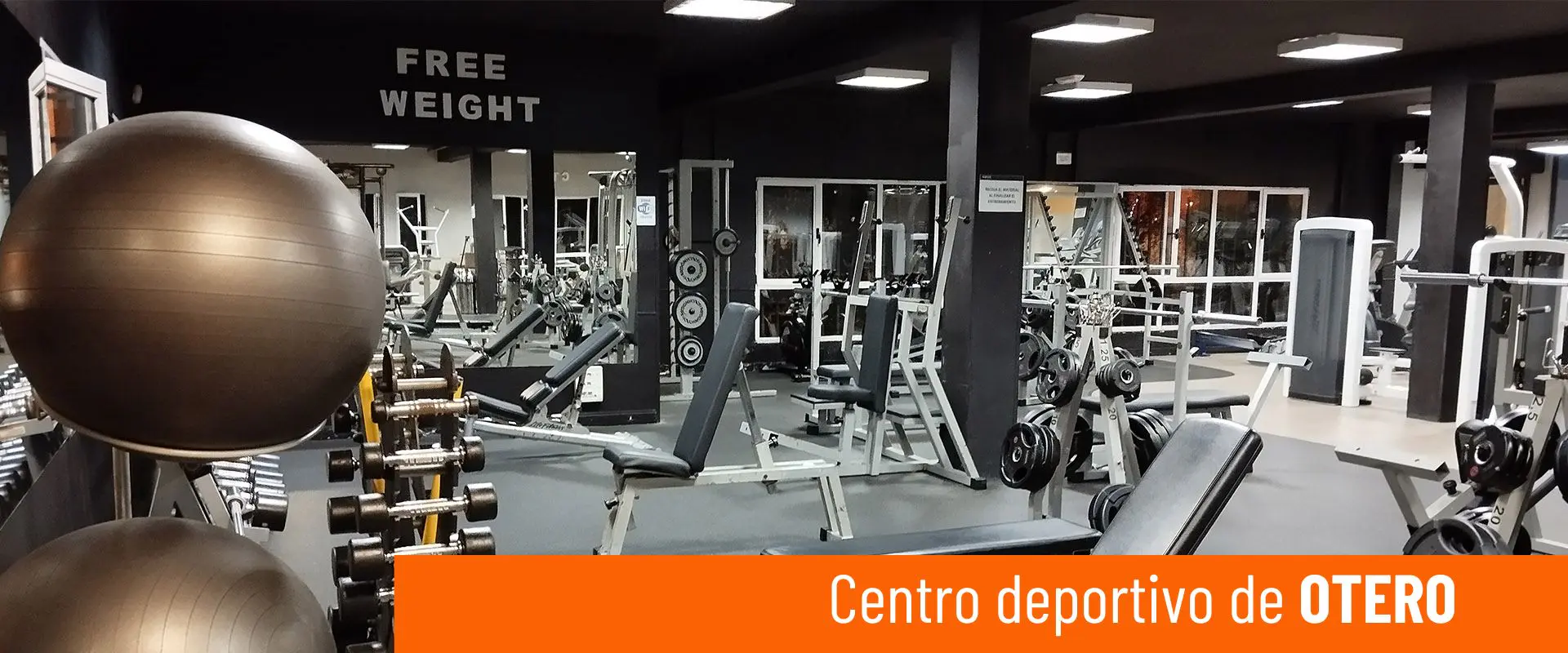 Centro deportivo de Otero. Sala de fitness, con mancuernas en sus soportes. Bancos y máquinas de musculación 