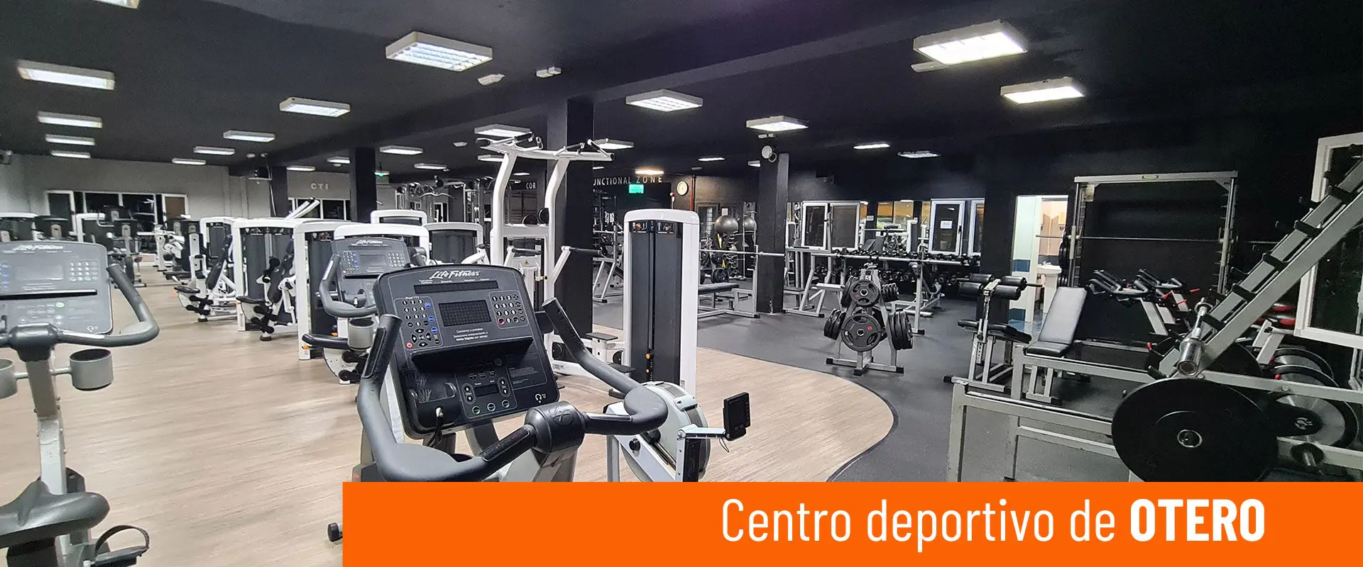 Centro deportivo de Otero. Sala de fitness, con bancos de musculación y otras máquinas de ejercicio 
