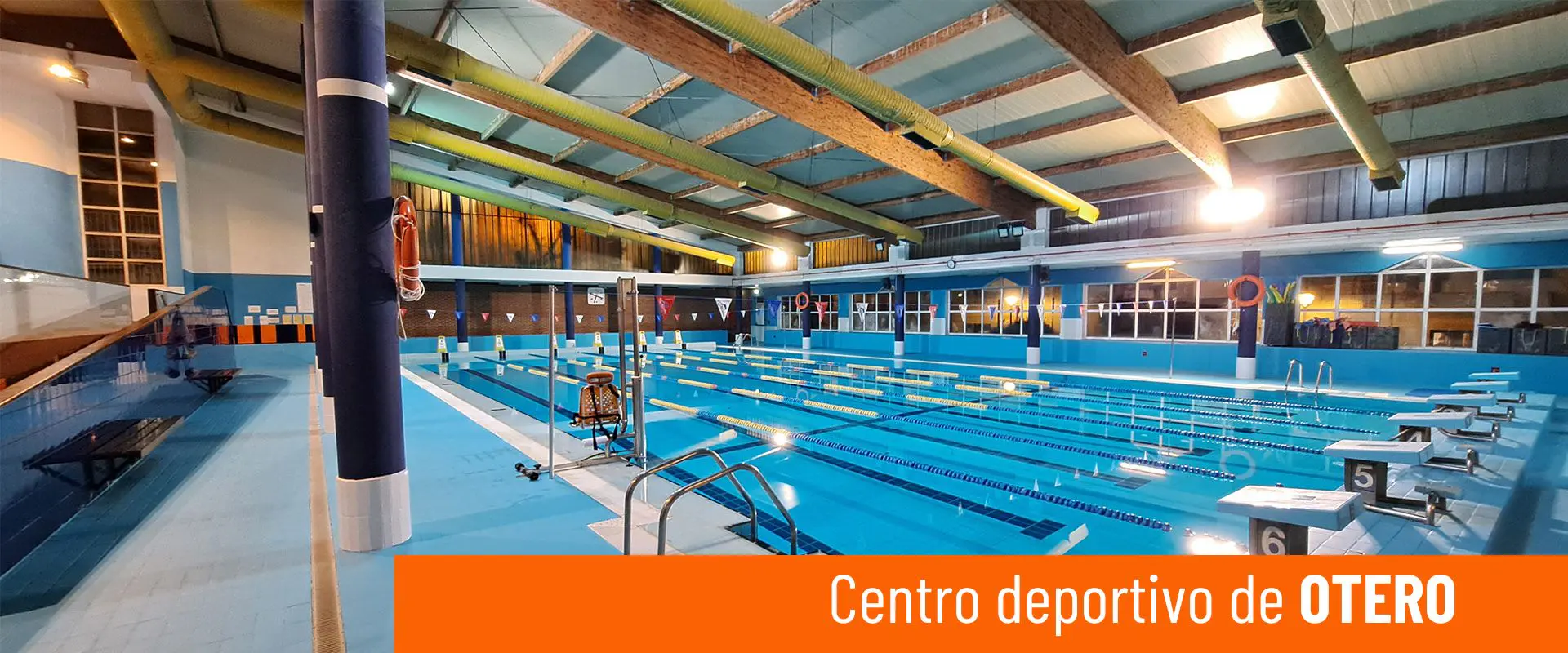 Centro deportivo de Otero. Piscina principal. Vista en detalle de las plataformas de salida y las barandillas de acceso 