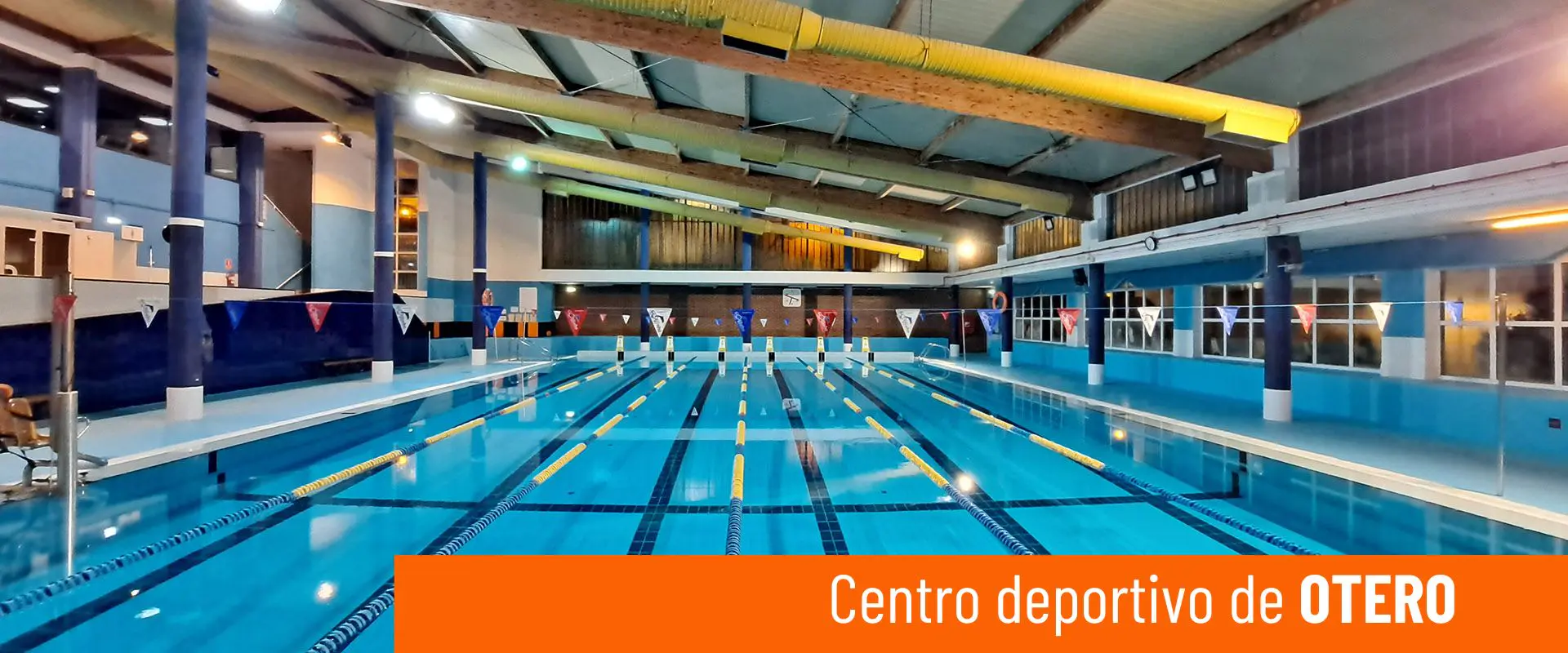 Centro deportivo de Otero. Piscina principal. Vista frontal de sus 6 calles. Banderines de señalización 