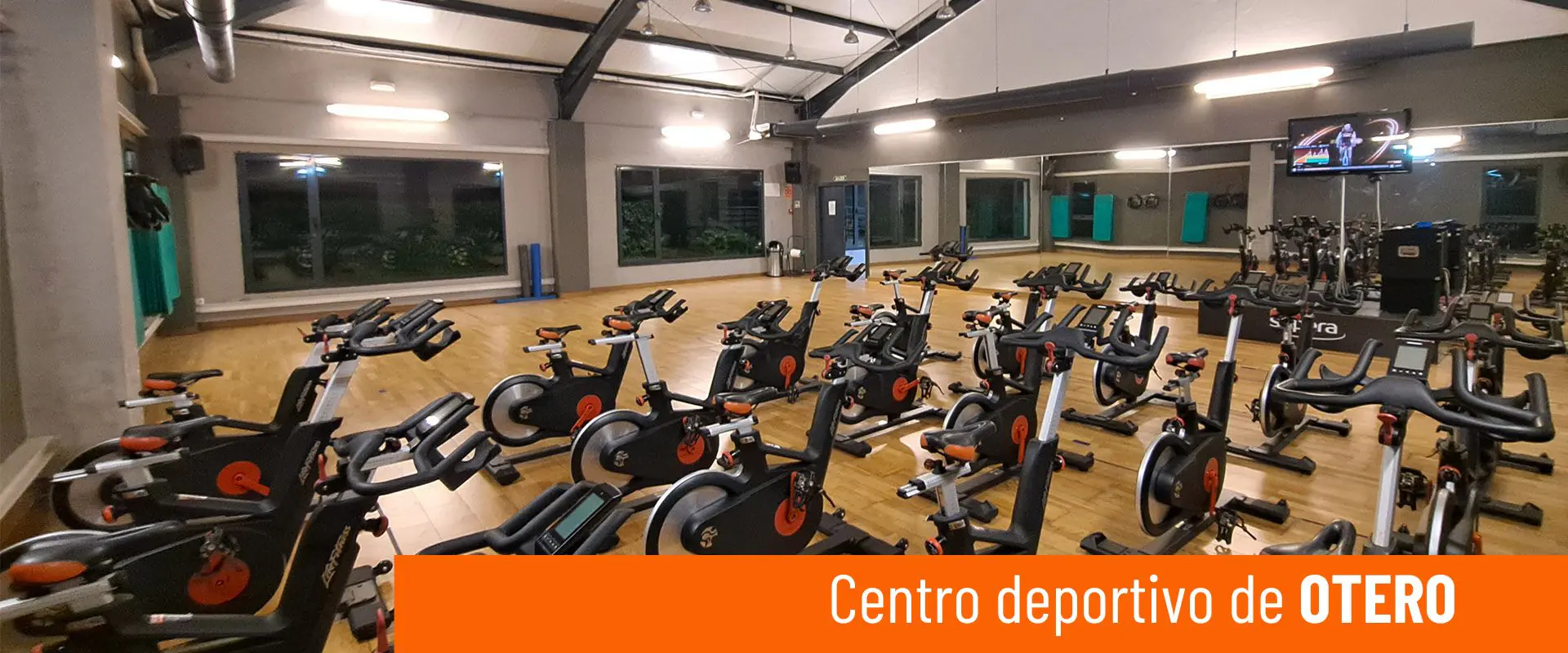 Centro deportivo de Otero. Imagen de la sala de "bike", con las bicicletas estáticas y grandes ventanas alrededor de la sala 