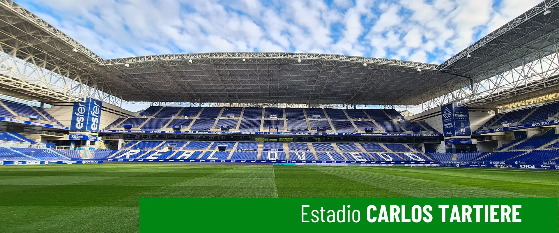 Estadio Carlos Tartiere. Tribuna lateral desde el césped. Grada con letras blancas en sus bancos con las palabras Real Oviedo 