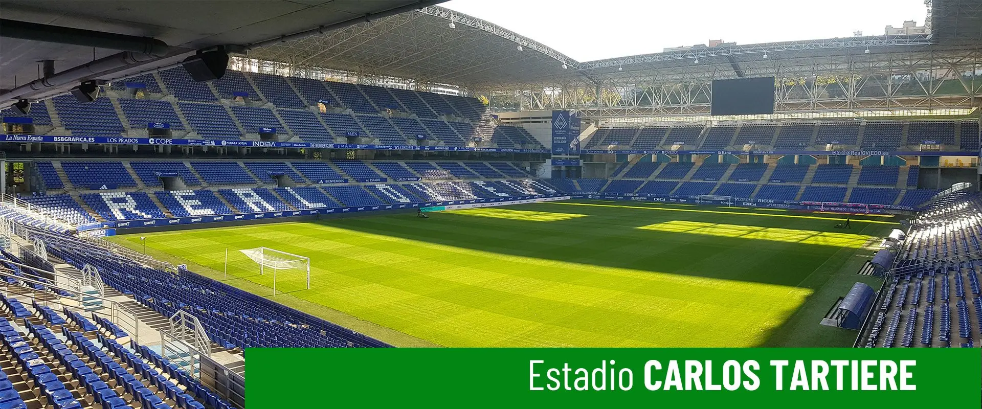 Estadio Carlos Tartiere. Terreno de juego desde una esquina de las gradas. Vista de las cuatro gradas. Marcador 