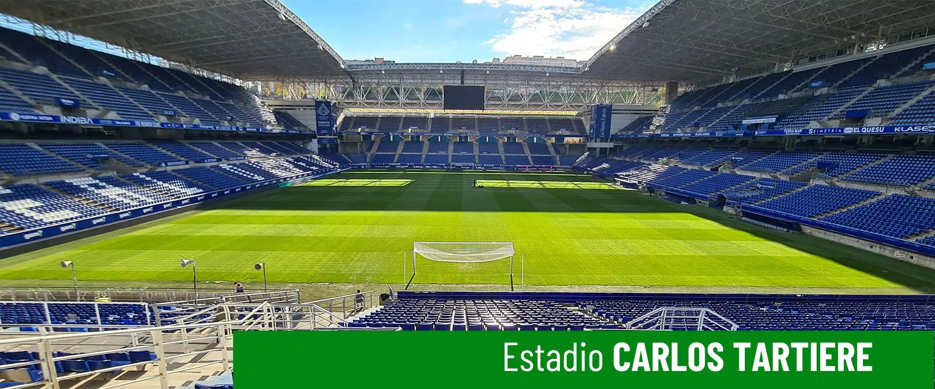 Estadio Carlos Tartiere. Imagen del terreno de juego desde un fondo, con vista de las gradas laterales y el fondo opuesto 