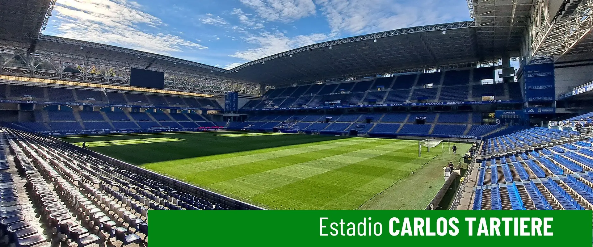 Estadio Carlos Tartiere. Terreno de juego desde una esquina de las gradas. Portería. Marcador 