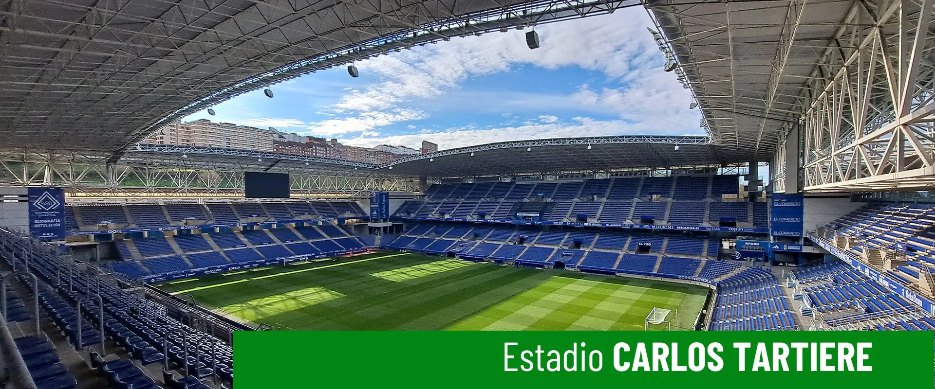 Estadio Carlos Tartiere. Terreno de juego desde una esquina de las gradas. Portería. Marcador 