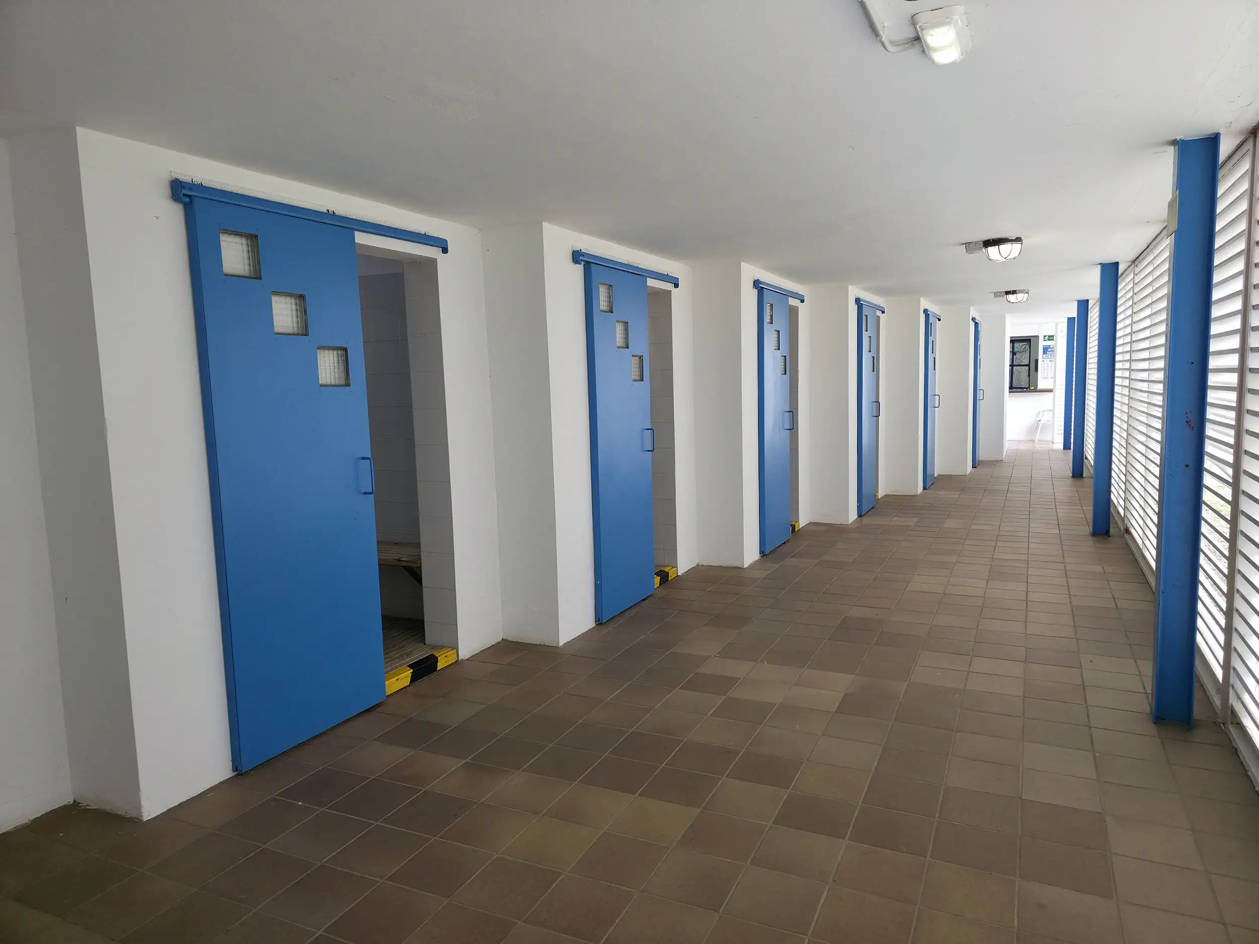 pasillo de acceso a vestuarios
