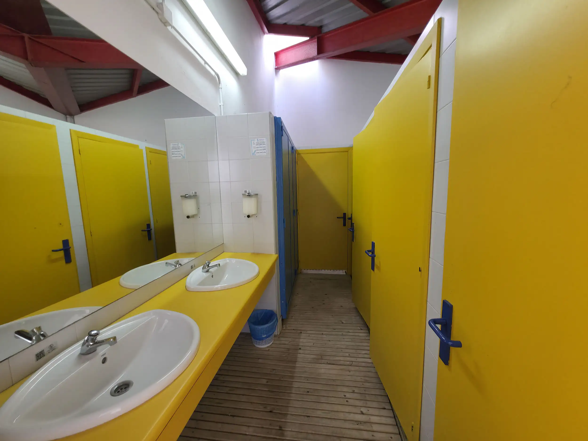 vista de los aseos y servicios