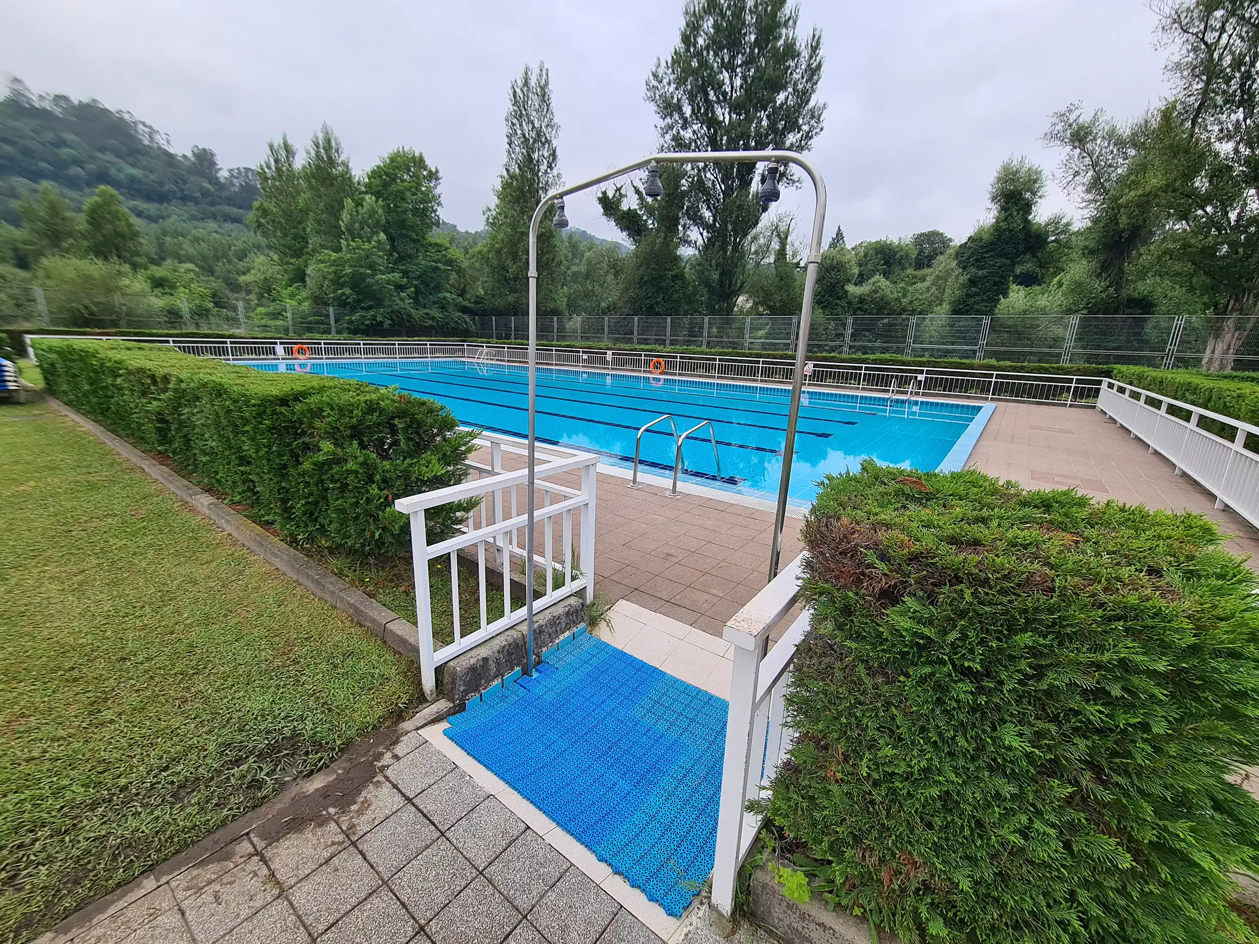 Acceso a la piscina principal. En primer plano ducha