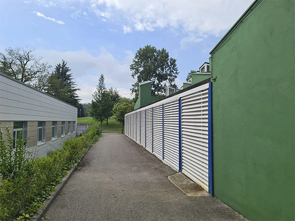 vista del exterior de las instalaciones con puerta de acceso 