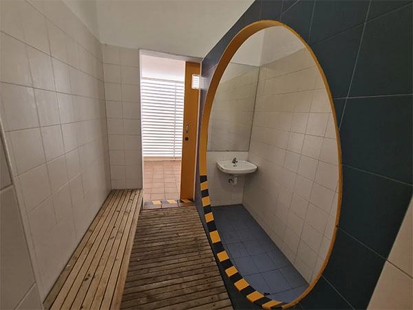 vista de un vestuario con aseo y ducha